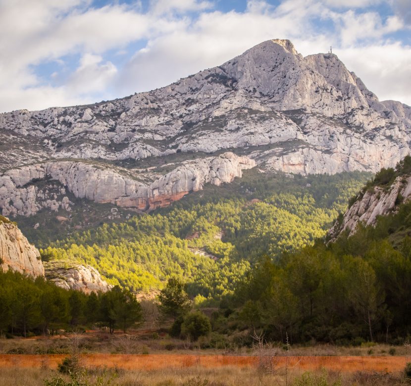 montaña cerca de Aix-en-Provence que inspiró al pintor Paul Cézanne